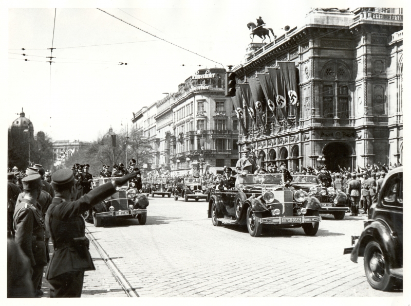 Tag des Großdeutschen Reiches in Wien Hitler in der Wagenkolonne, passiert die Wiener Staatsoper.